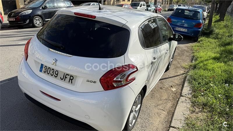 Usado Peugeot 208 Access 82 CV (60 kW) 2015 Blanco Utilitario