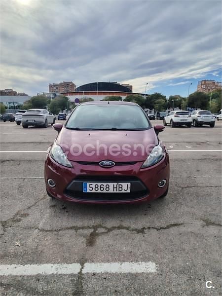 Usado Ford Fiesta Trend 82 CV (60 kW) 2009 Granate Utilitario