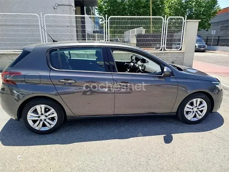 Usado Peugeot 308 Allure 120 CV (88 kW) 2018 Gris / plata Berlina
