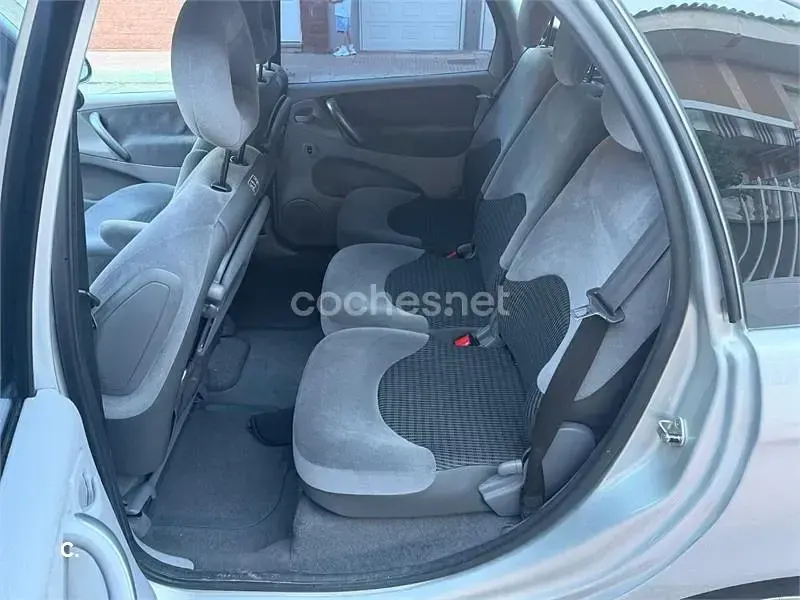 Usado Citroën Xsara Picasso Exclusive 92 CV (67 kW) 2007 Gris / plata Monovolumen