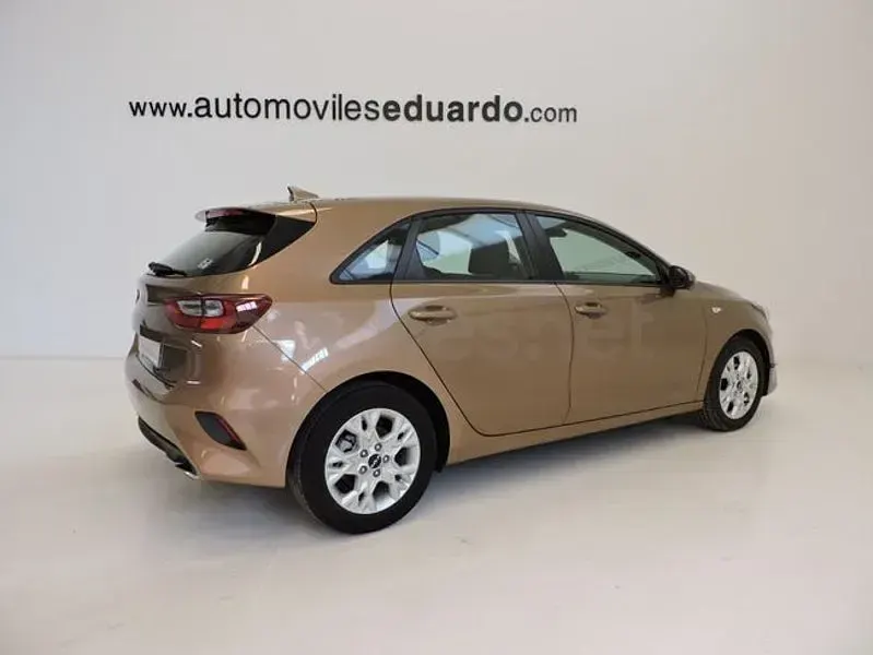 Usado Kia Ceed 100 CV (73 kW) 2022 Marrón Utilitario