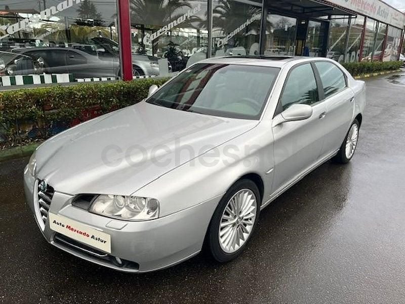 Gris / plata Usado 2006 Alfa Romeo 166 Distinctive Berlina | 3990 € - Imagen 1/4