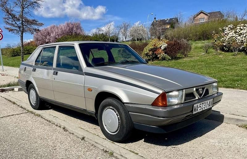 Usado Alfa Romeo 75 120 CV (88 kW) 1988 Gris / plata Berlina