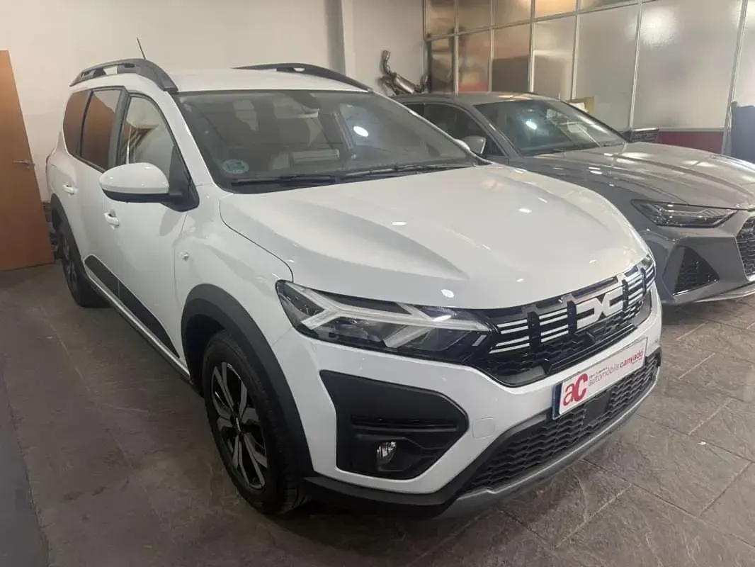 Usado Dacia Jogger Expression 110 CV (80 kW) 2023 Blanco Monovolumen