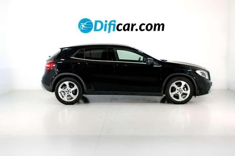 Usado Mercedes GLA180 121 CV (88 kW) 2018 Negro SUV