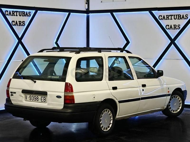 Usado Ford Escort Ghia 89 CV (65 kW) 1992 Blanco Familiar