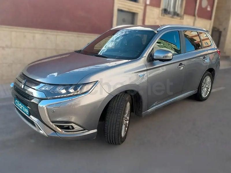 Usado Mitsubishi Outlander P-HEV 224 CV (164 kW) 2018 Gris / plata SUV