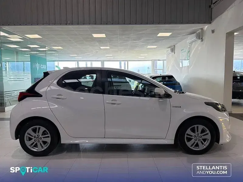 Usado Toyota Yaris Hybrid Active 116 CV (85 kW) 2021 Blanco Berlina