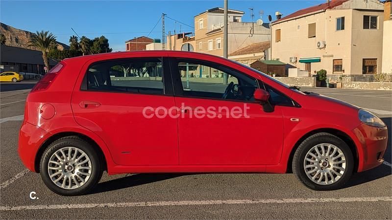 Usado Fiat Grande Punto Dynamic 75 CV (55 kW) 2007 Rojo Utilitario