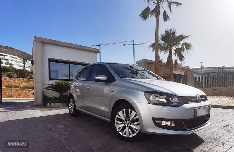 Gris / plata Usado 2013 VW Polo Advance Berlina | 10.950 € (Precio justo) - Imagen 1/4