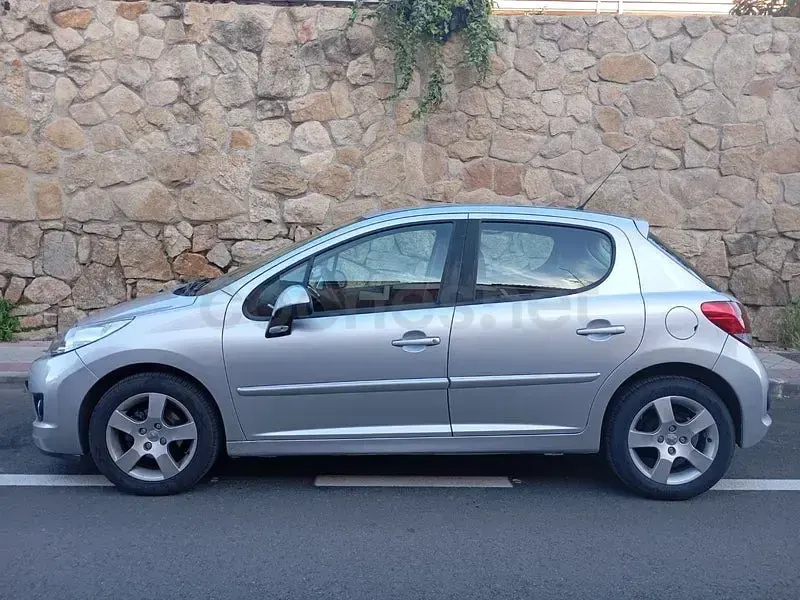 Usado Peugeot 207 Active 92 CV (67 kW) 2012 Gris / plata Berlina