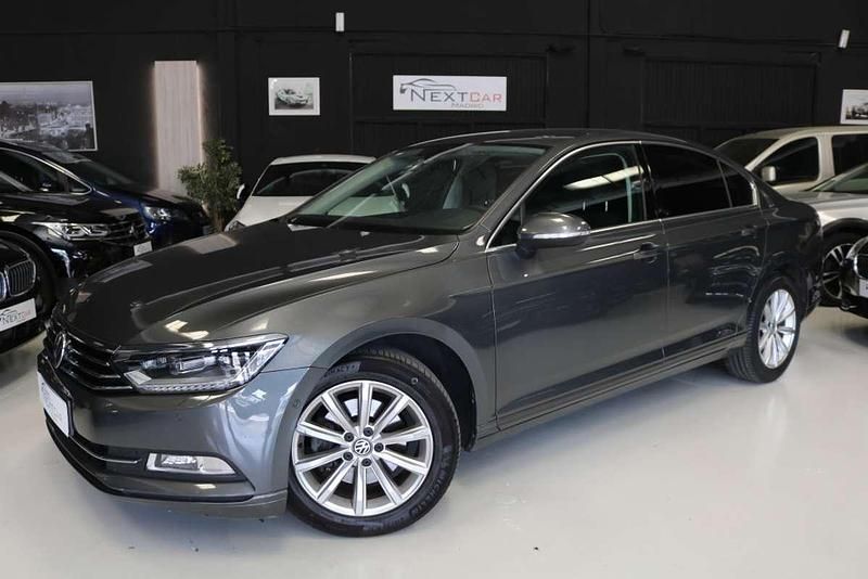 Gris Usado 2015 VW Passat Advance Berlina | 12.800 € (Precio justo) - Imagen 1/4