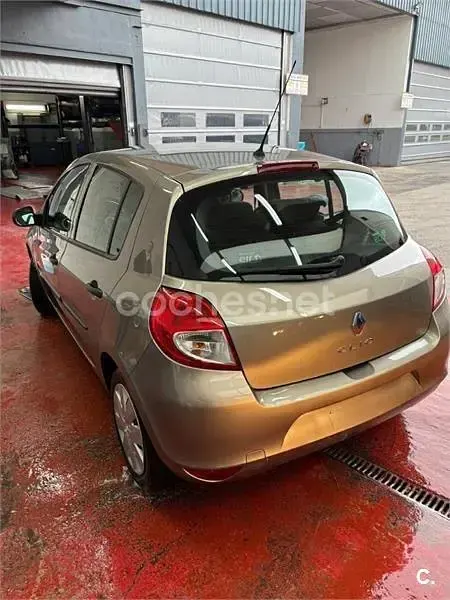 Usado Renault Clio II 75 CV (55 kW) 2011 Beige Berlina