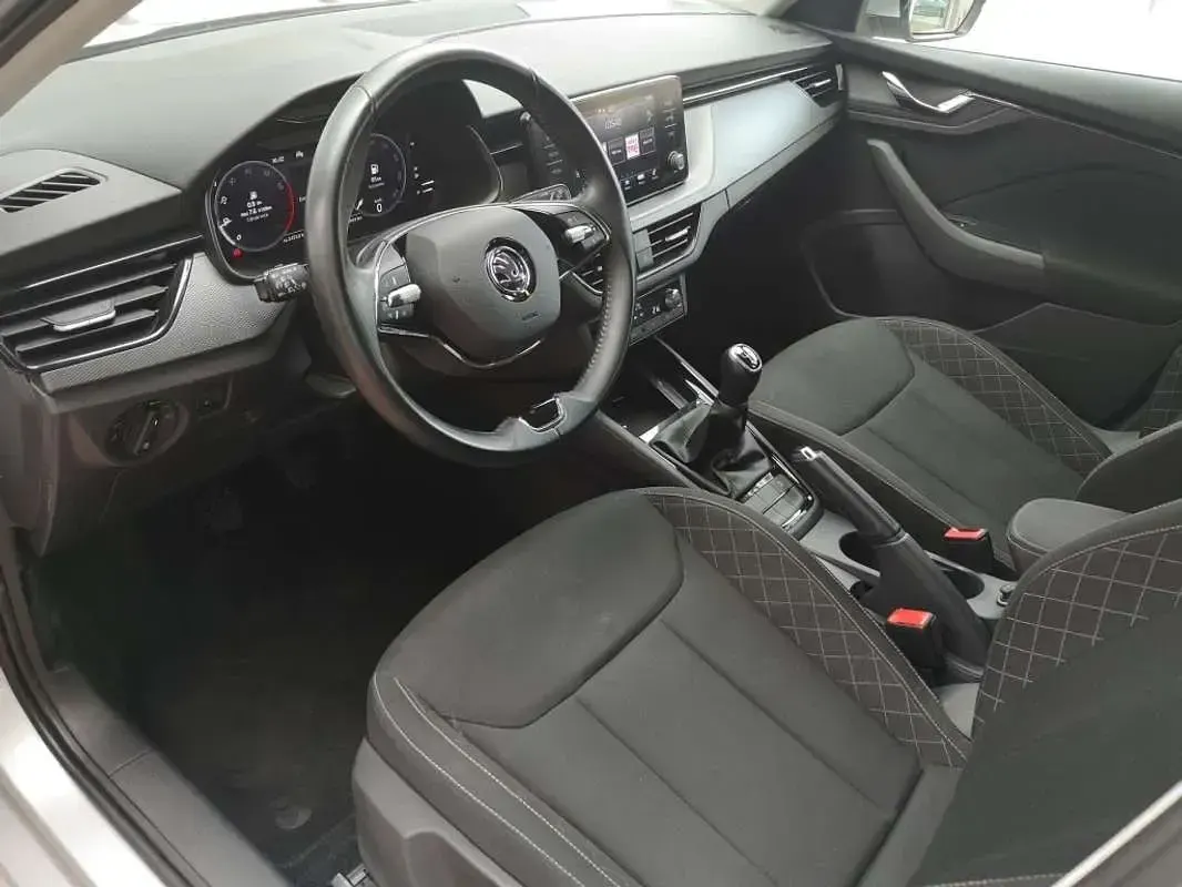 Usado Skoda Scala Ambition 110 CV (80 kW) 2022 Plateado Utilitario