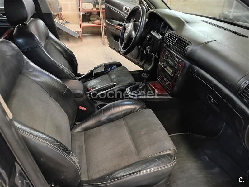 Usado VW Passat Highline 130 CV (95 kW) 2002 Gris / plata Berlina