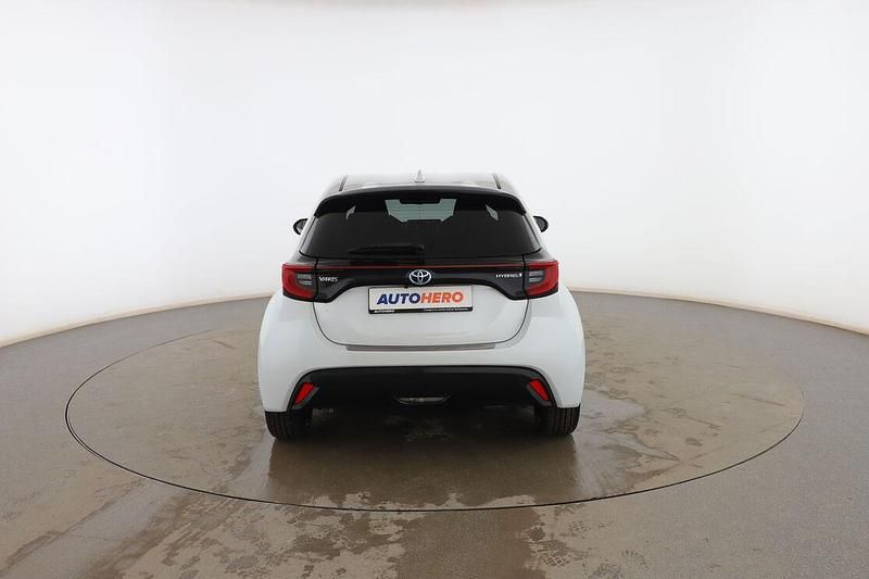 Usado Toyota Yaris Hybrid Style 116 CV (85 kW) 2020 Blanco Berlina
