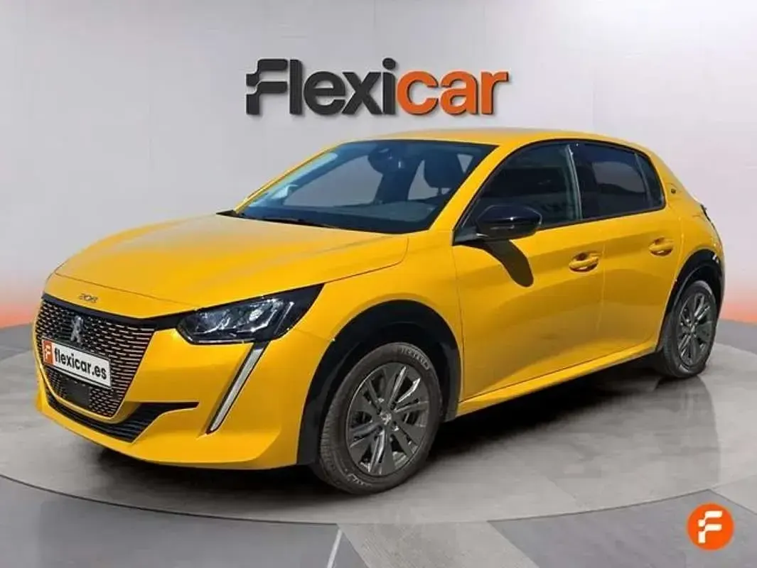 Usado Peugeot e-208 Allure 100 kW (136 CV) 2024 Amarillo Utilitario