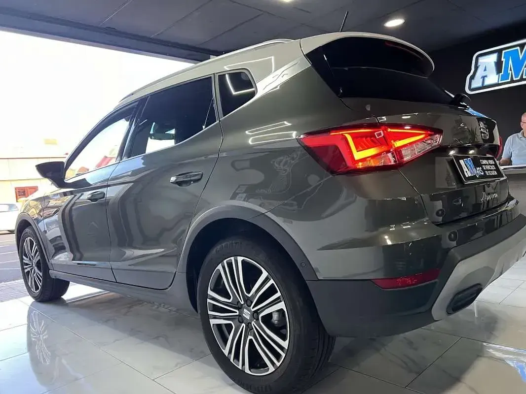 Usado Seat Arona Xperience 110 CV (80 kW) 2023 Gris SUV