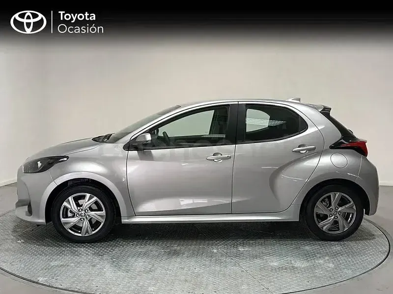 Usado Toyota Yaris Hybrid Active 116 CV (85 kW) 2024 Gris / plata Berlina