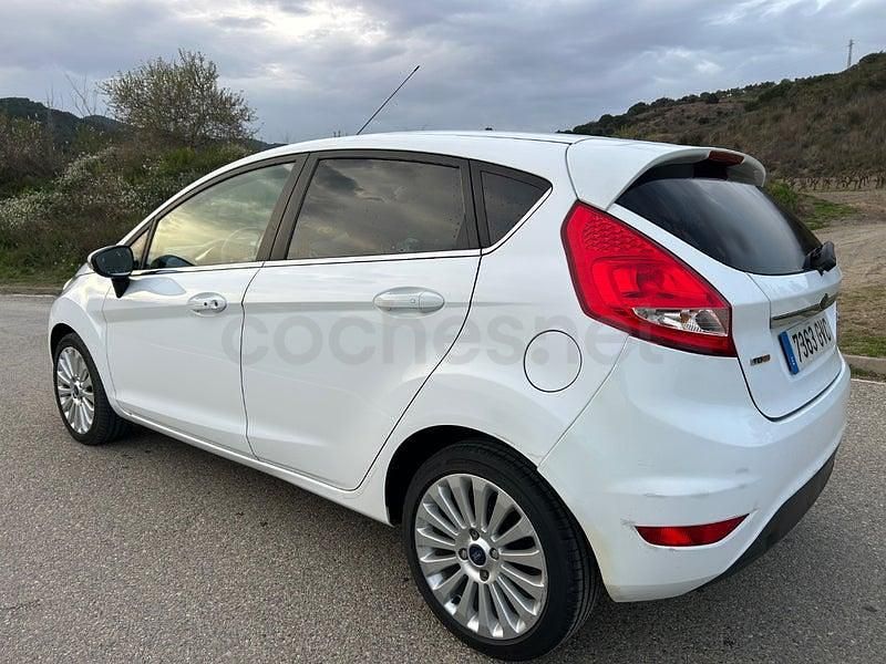 Usado Ford Fiesta Titanium 95 CV (69 kW) 2010 Blanco Utilitario