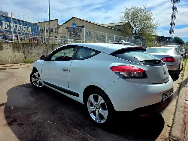 Usado Renault Mégane Dynamique 110 CV (80 kW) 2010 Blanco Berlina