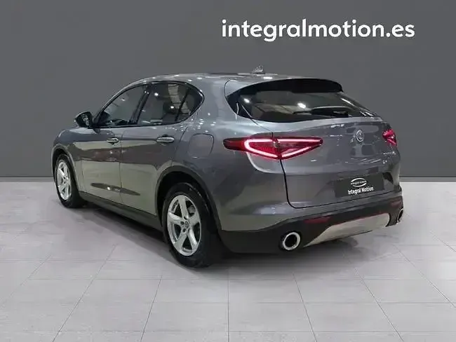 Usado Alfa Romeo Stelvio Super 179 CV (131 kW) 2017 Gris SUV