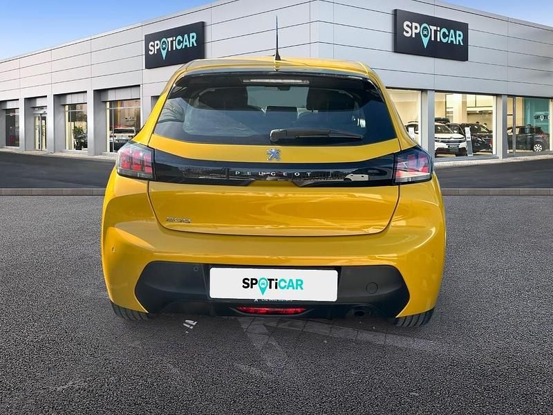 Usado Peugeot 208 Active 100 CV (73 kW) 2022 Dorado Utilitario