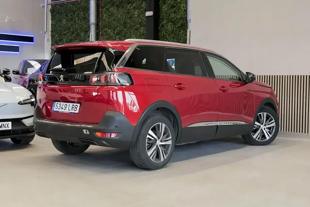 Usado Peugeot 5008 Allure 131 CV (96 kW) 2021 Rojo SUV