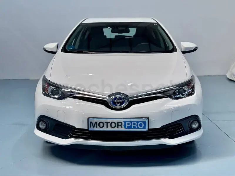 Usado Toyota Auris Hybrid Active 136 CV (100 kW) 2016 Blanco Berlina