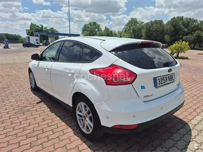 Usado Ford Focus Trend 125 CV (91 kW) 2017 Blanco Berlina