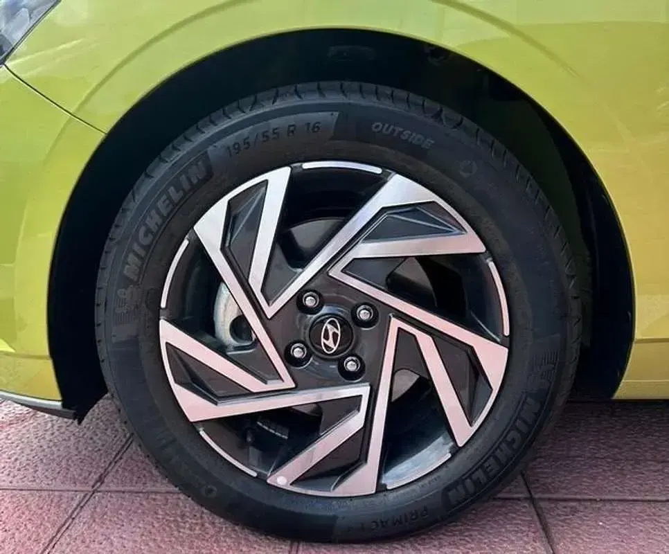 Usado Hyundai i20 101 CV (74 kW) 2024 Verde Utilitario