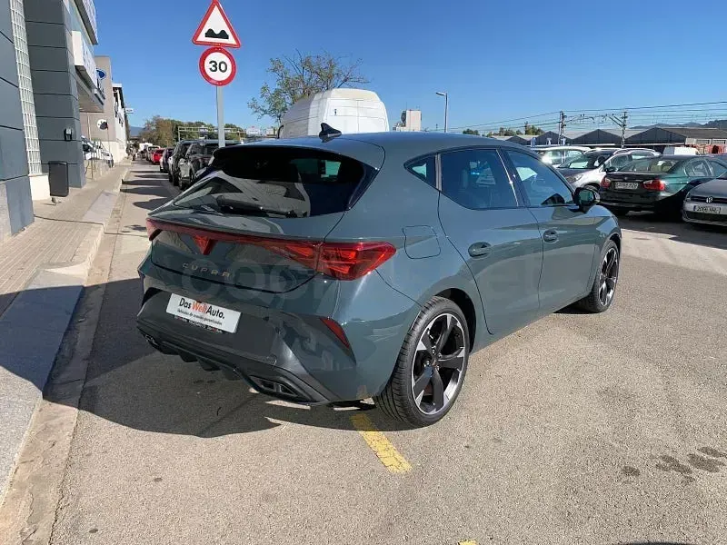 Usado Cupra Leon 150 CV (110 kW) 2025 Azul Berlina