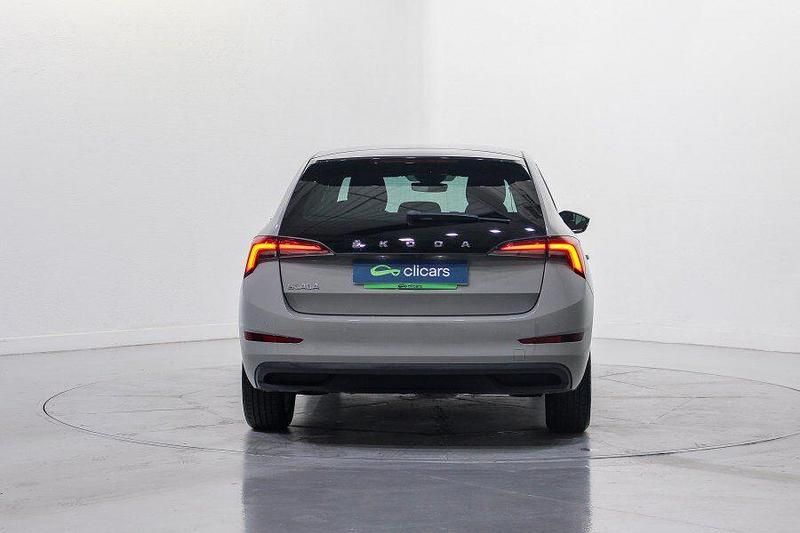 Usado Skoda Scala 150 CV (110 kW) 2022 Gris Utilitario