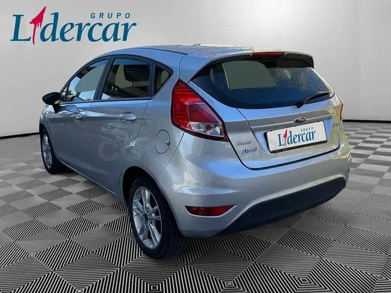 Usado Ford Fiesta Titanium 100 CV (73 kW) 2015 Gris / plata Utilitario