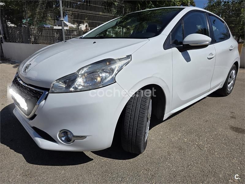 Blanco Usado 2012 Peugeot 208 Allure Utilitario | 4300 € (Precio justo) - Imagen 1/4