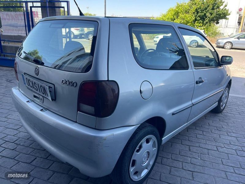 Usado VW Polo 60 CV (44 kW) 1999 Gris Berlina