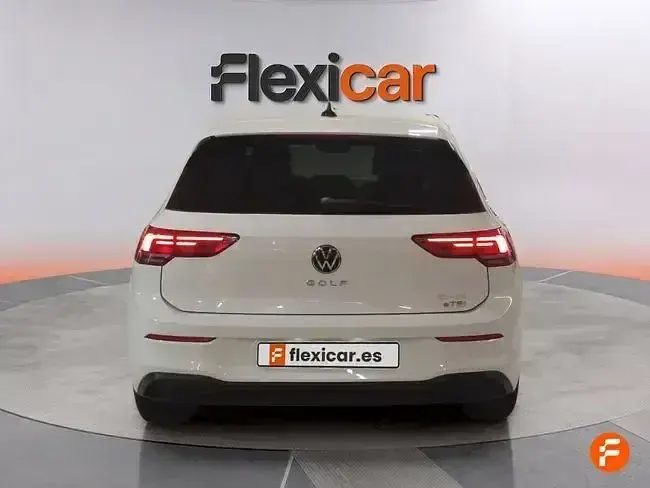 Usado VW Golf VIII Life 110 CV (80 kW) 2024 Blanco Familiar