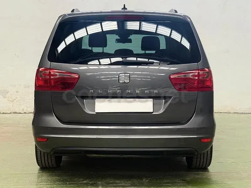 Usado Seat Alhambra Reference 150 CV (110 kW) 2013 Gris / plata Monovolumen