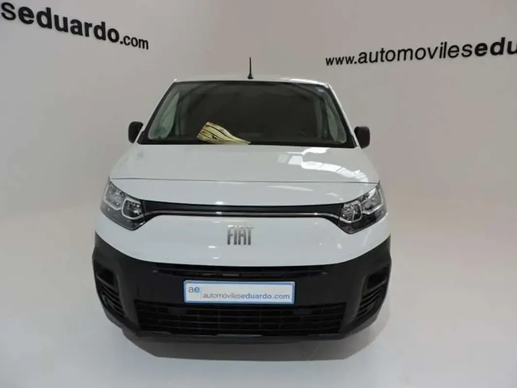 Usado Fiat Doblò 101 CV (74 kW) 2023 Blanco Monovolumen