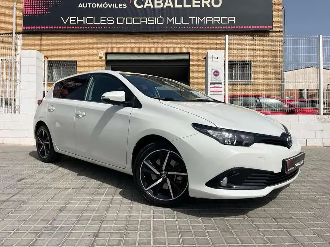 Usado Toyota Auris Hybrid Edition 136 CV (100 kW) 2018 Blanco Utilitario
