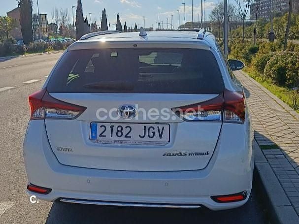 Usado Toyota Auris Hybrid Advance 136 CV (100 kW) 2015 Blanco Familiar