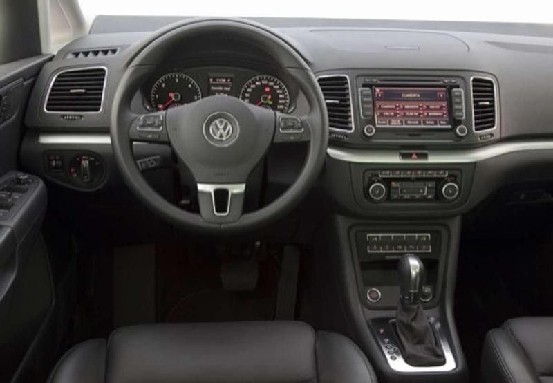 Usado VW Sharan Advance 150 CV (110 kW) 2021 Blanco Monovolumen