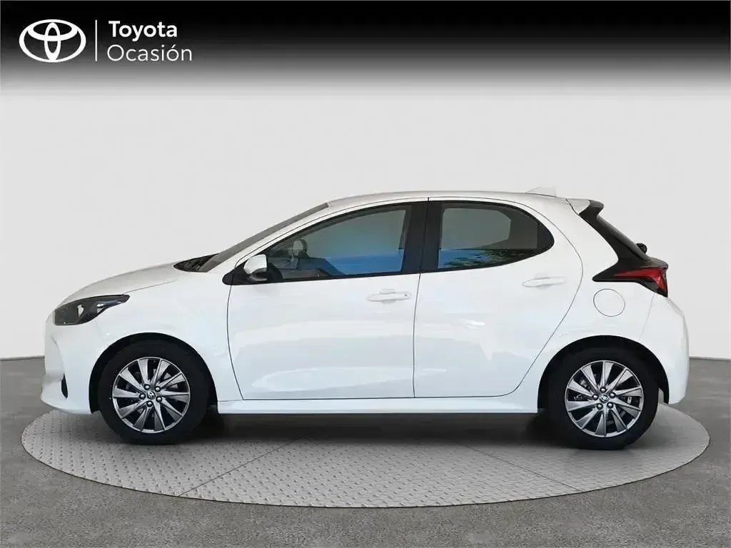 Usado Toyota Yaris Hybrid Active 116 CV (85 kW) 2023 Blanco Monovolumen