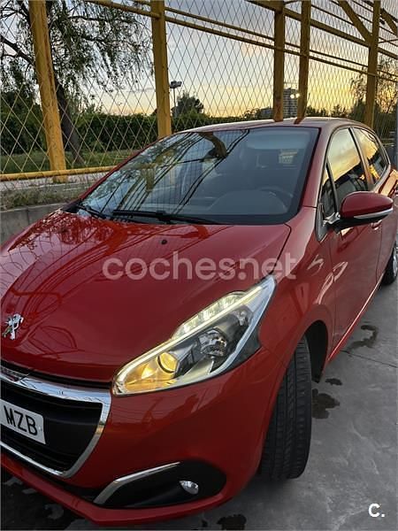 Usado Peugeot 208 Active 82 CV (60 kW) 2019 Rojo Utilitario