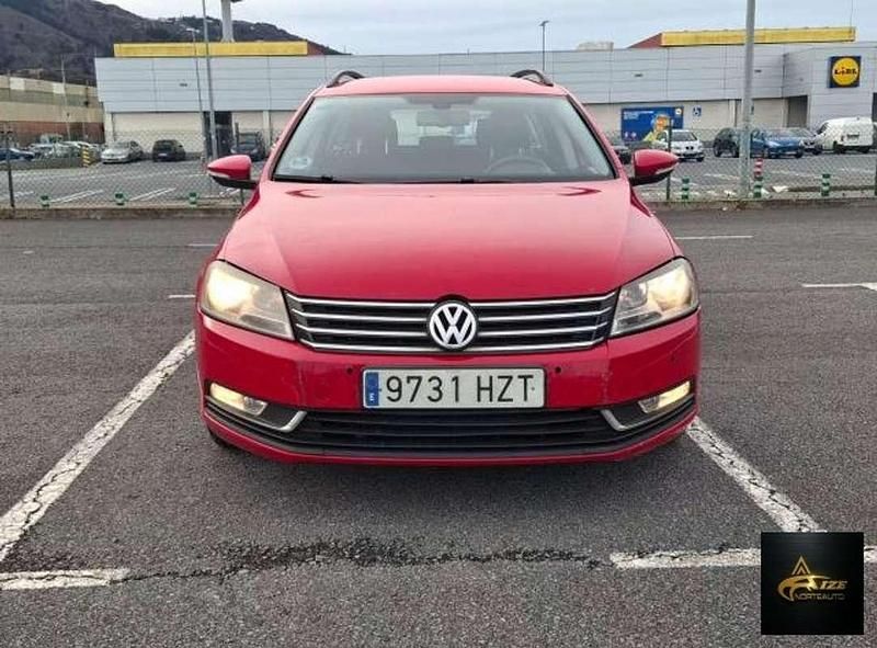 Usado VW Passat 140 CV (102 kW) 2012 Rojo Familiar