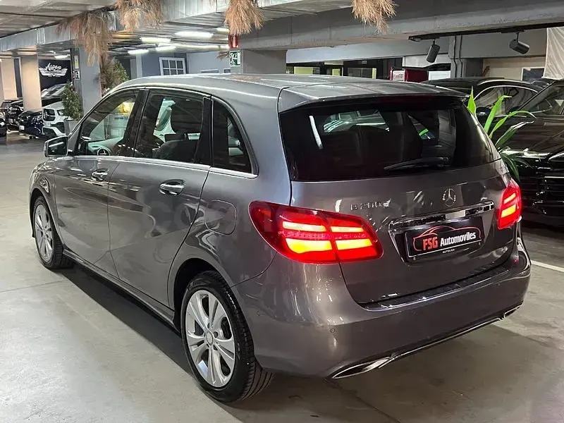 Usado Mercedes B200 136 CV (100 kW) 2016 Gris / plata Monovolumen
