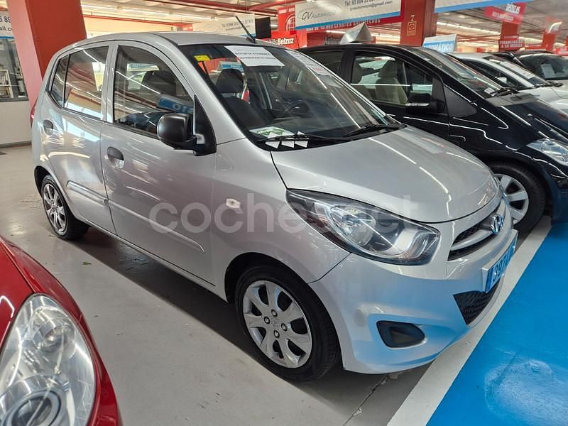 Gris / plata Usado 2012 Hyundai i10 Comfort Utilitario | 7990 € (Caro) - Imagen 1/4