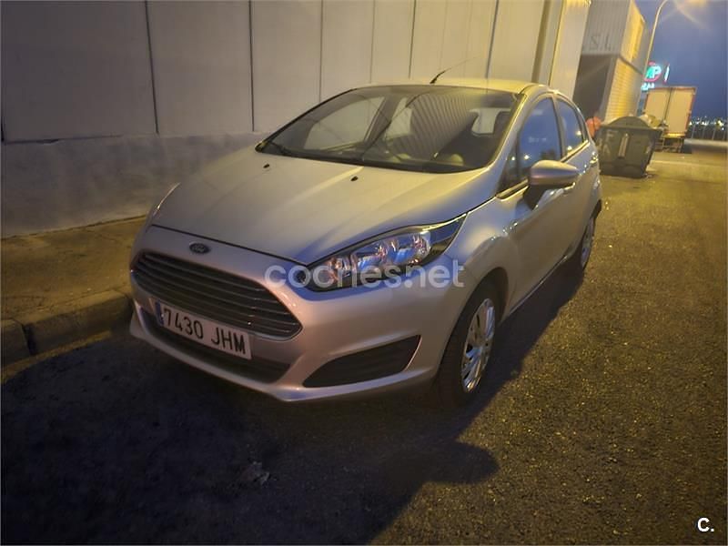 Gris / plata Usado 2015 Ford Fiesta Trend Berlina | 4990 € (Buen precio) - Imagen 1/4