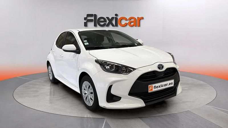 Usado Toyota Yaris Hybrid Active 116 CV (85 kW) 2021 Beige Berlina