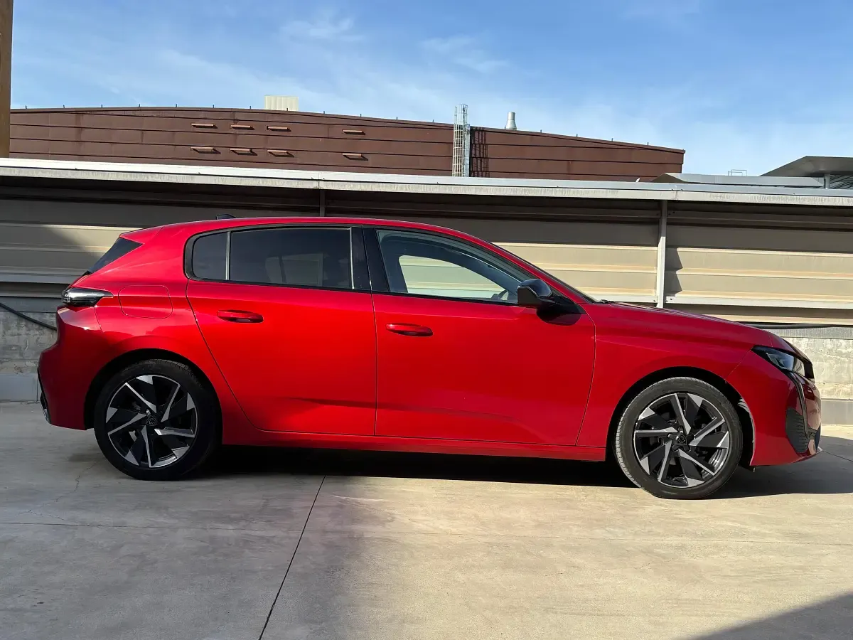 Usado Peugeot 308 Allure 130 CV (95 kW) 2023 Rojo